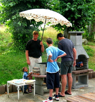 M&auml;nner beim Grillen