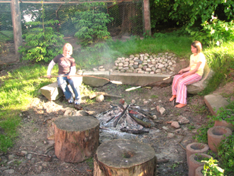 Kinder auf dem Ferienhof an der Feuerstelle