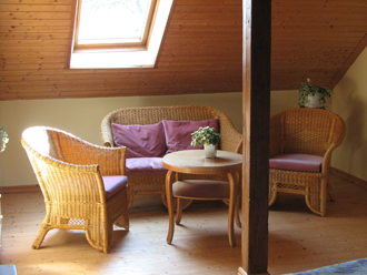 Sitzecke im gem&uuml;tlichen Landhausstil