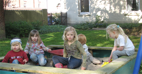 Kinder in der Sankiste bei Ferien auf dem Bauernhof