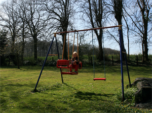 Schaukel im Garten auf dem Ferienhof in Baustrup.