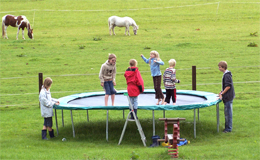 Riesentrambolin auf dem Spielplatz auf dem Ferienhof Baustrup